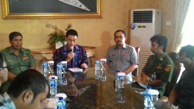 Zumi Zola saat konferensi pers menyatakan mundur dari Bupati Tanjab Timur